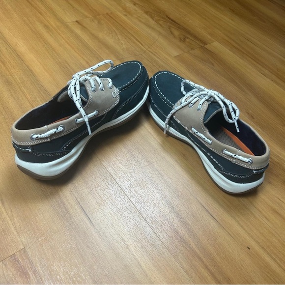 Rockport Women’s Blue and Tan Moccasins with Classic Design - Picture 5 of 10